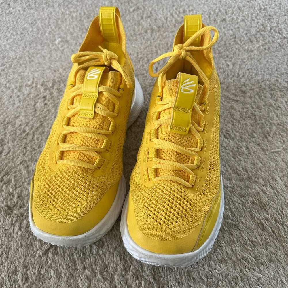 Curry Flow 8 yellow Sneakers
